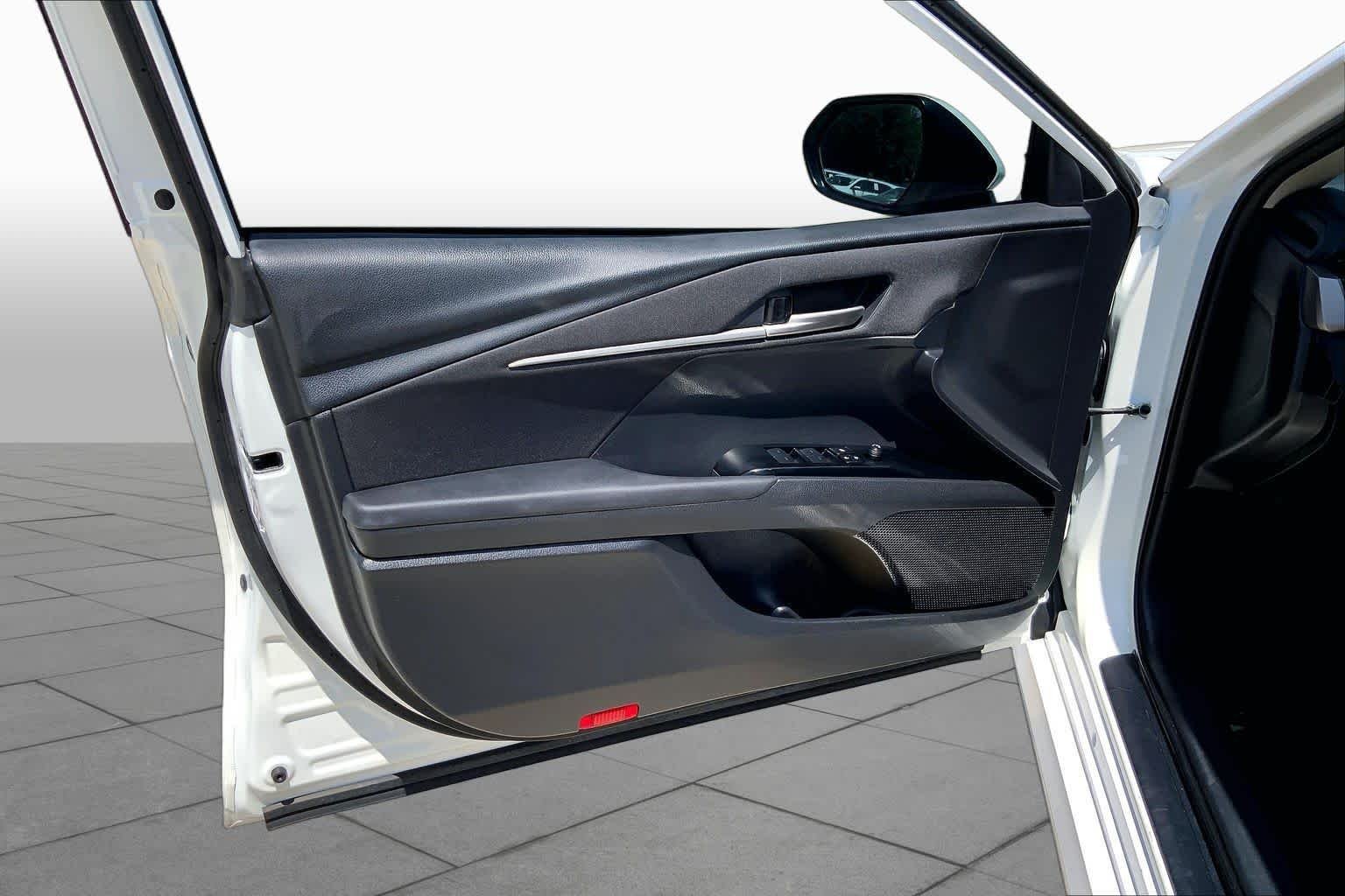 Used 2025 Ice Cap Toyota LE image 41