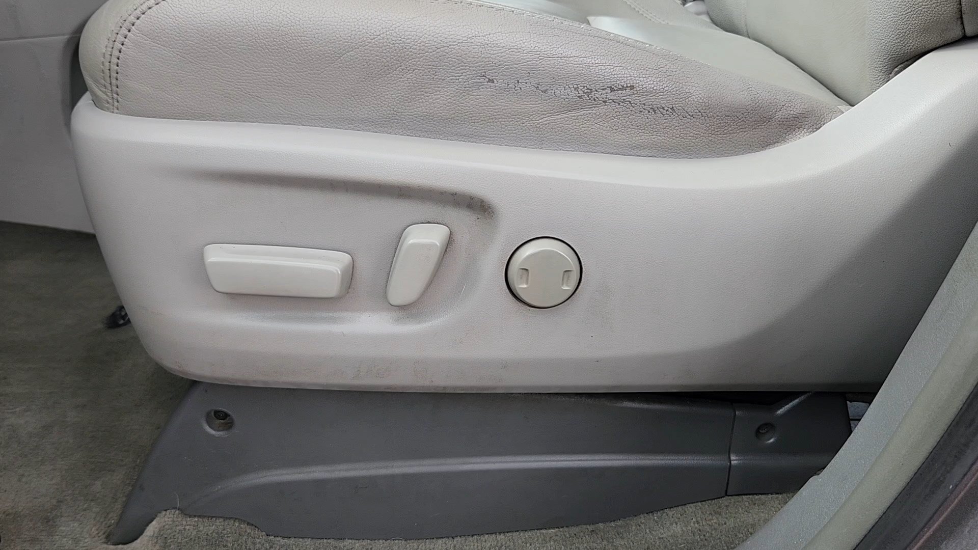 Used 2016 Predawn Gray Mica Toyota XLE Premium image 8