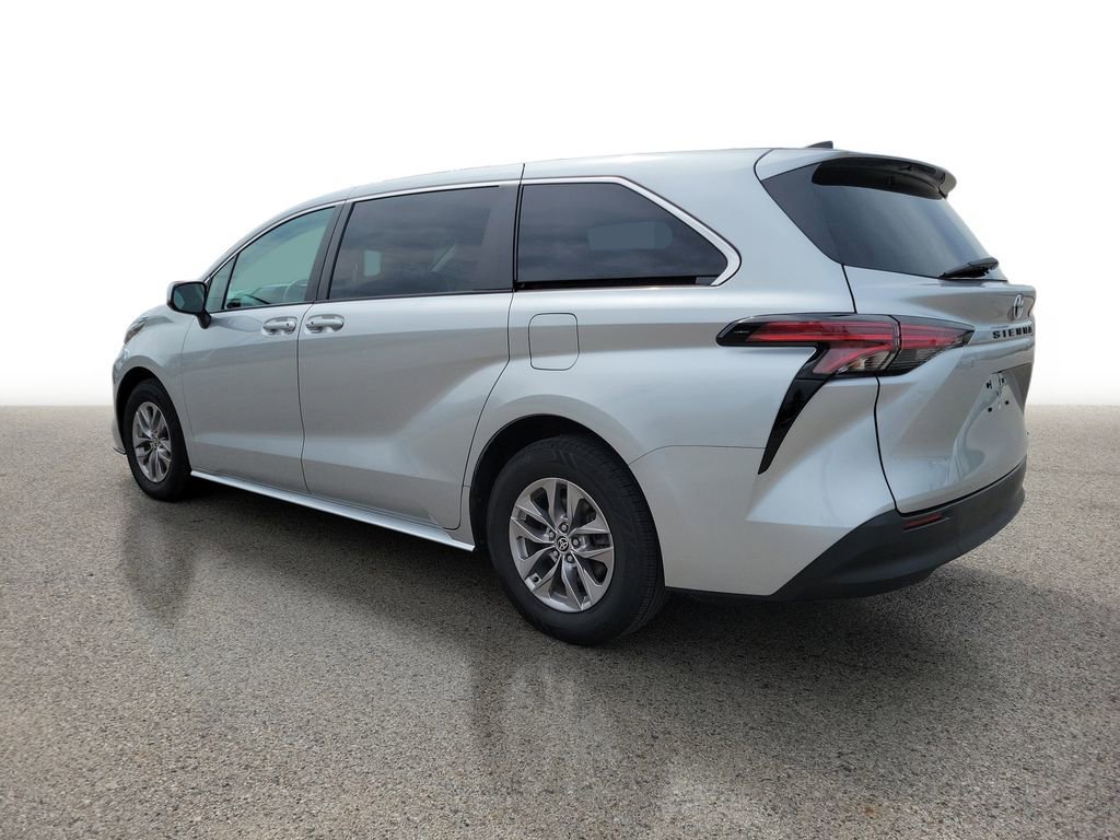 Used 2022  Toyota LE image 3