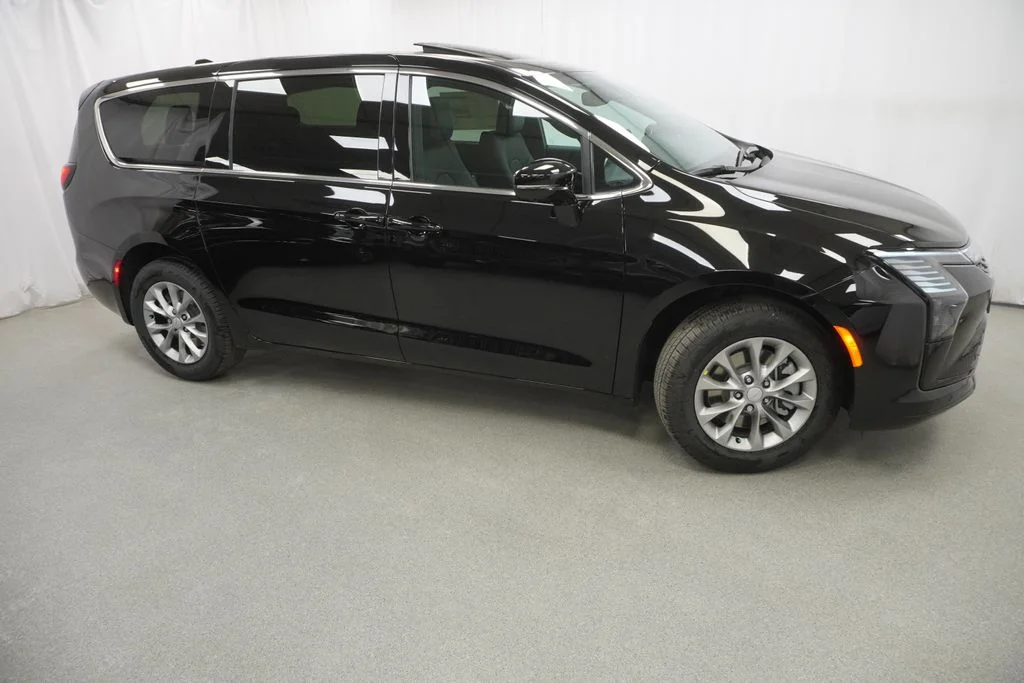 New 2027 Diamond Black Crystal Pearl-Coat Exterior Paint Chrysler Select image 9
