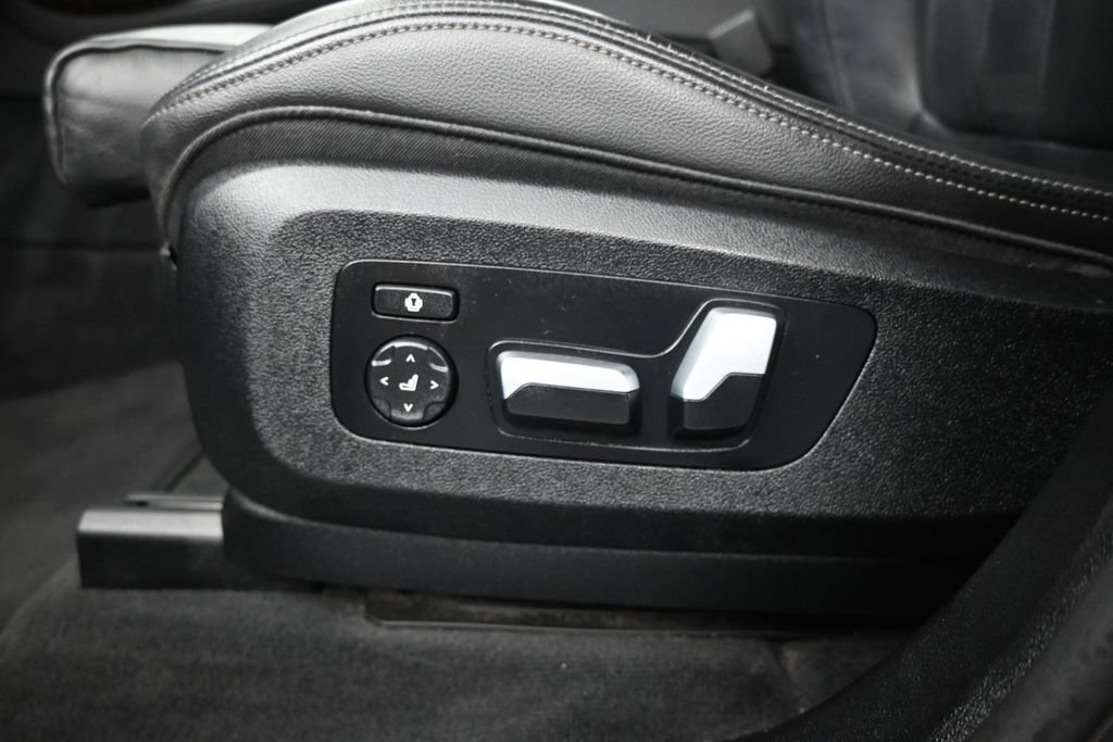 Used 2020 Black BMW xDrive40i image 19