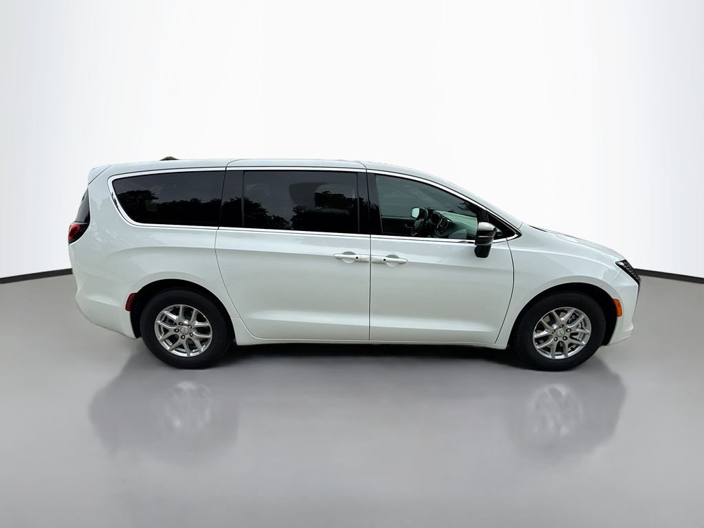 New 2027 Bright White Clear-Coat Exterior Paint Chrysler Select image 3