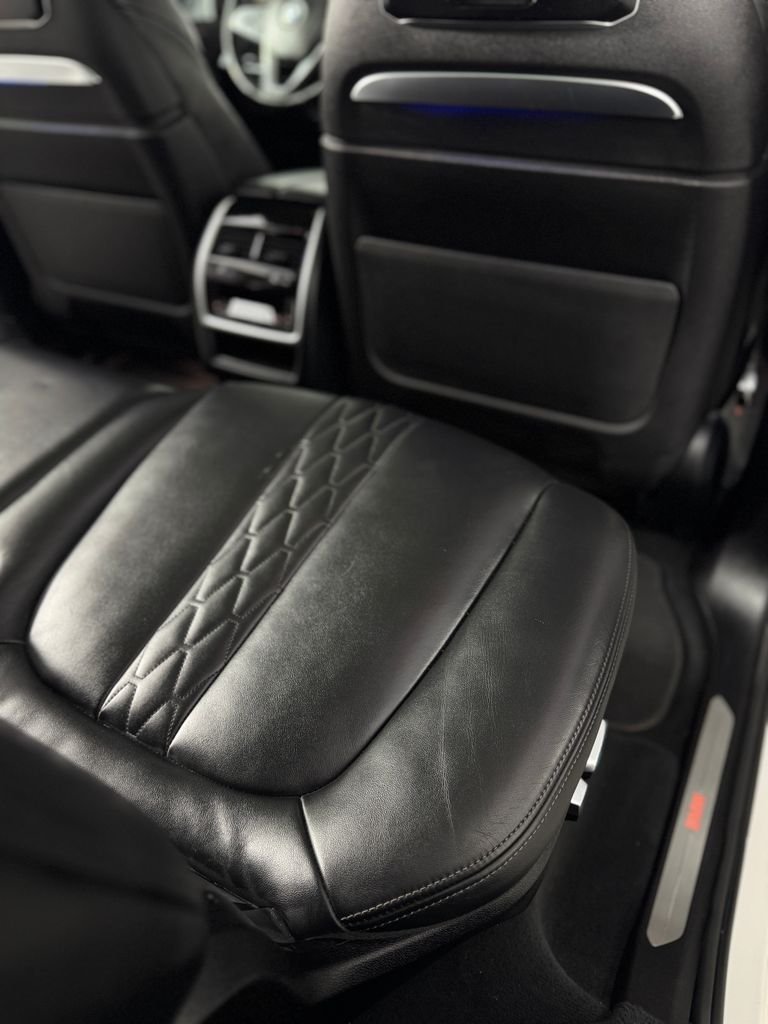 Used 2023 White Metallic BMW xDrive40i image 43