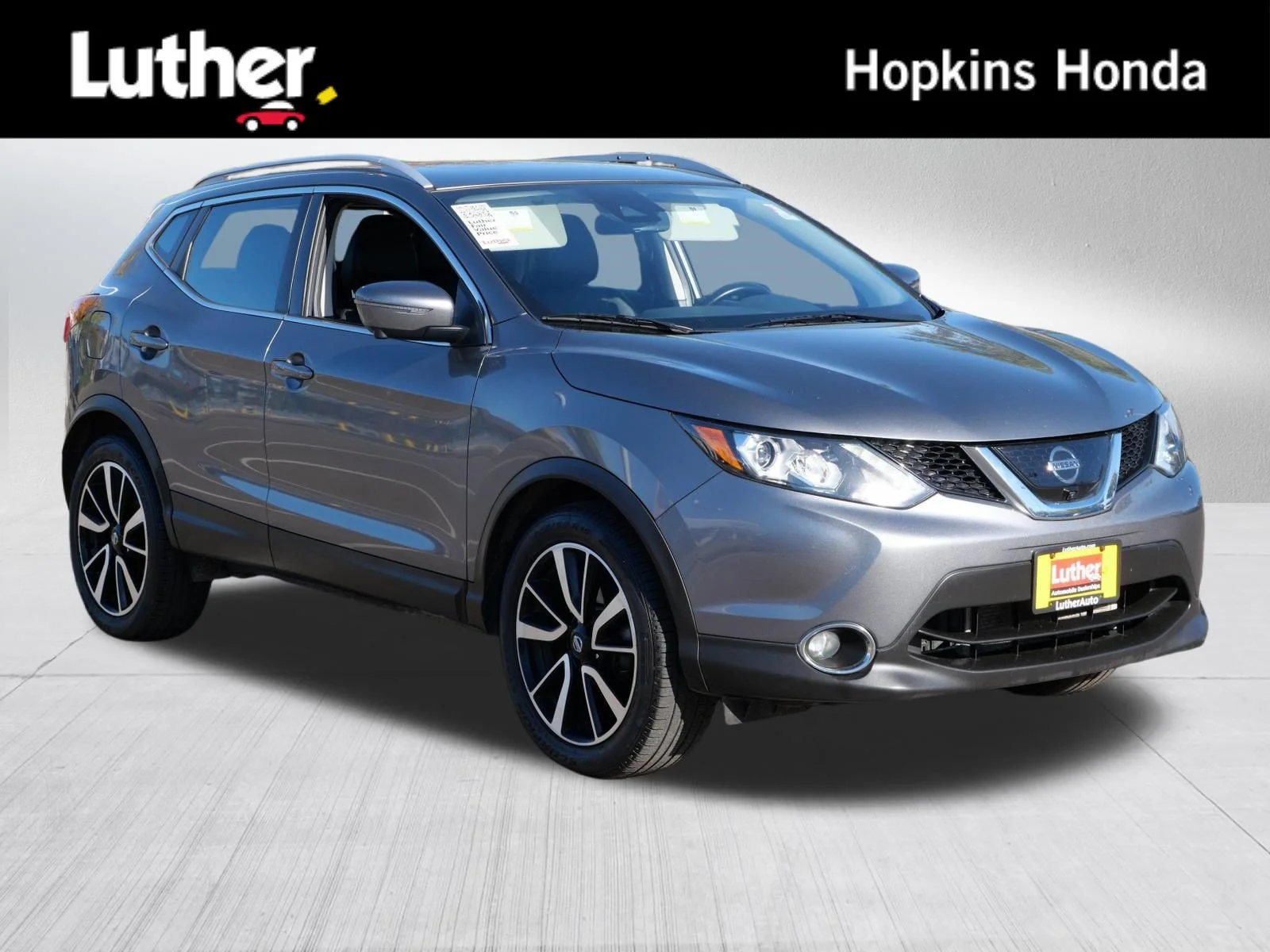 Used 2017 Gun Metallic Nissan SL image 1