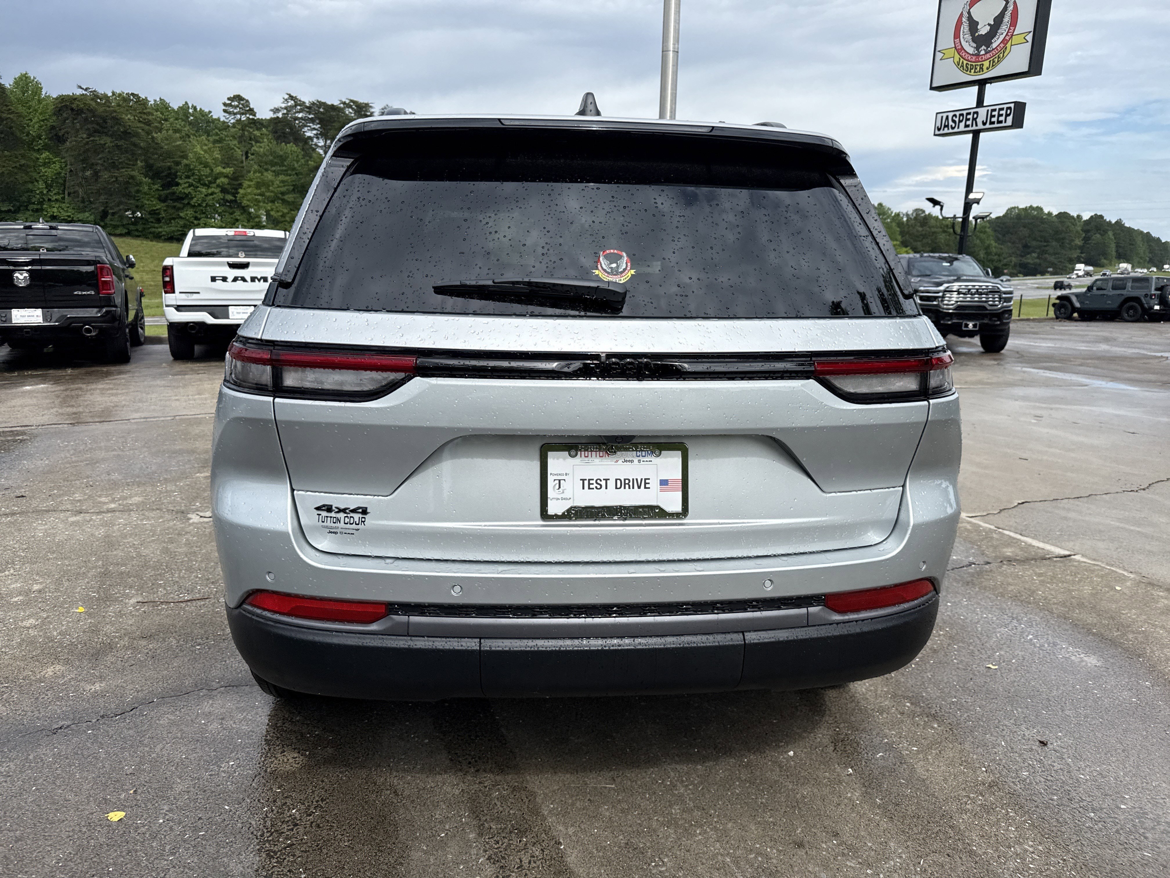 New 2026 Silver Zynith Jeep Laredo Altitude image 6