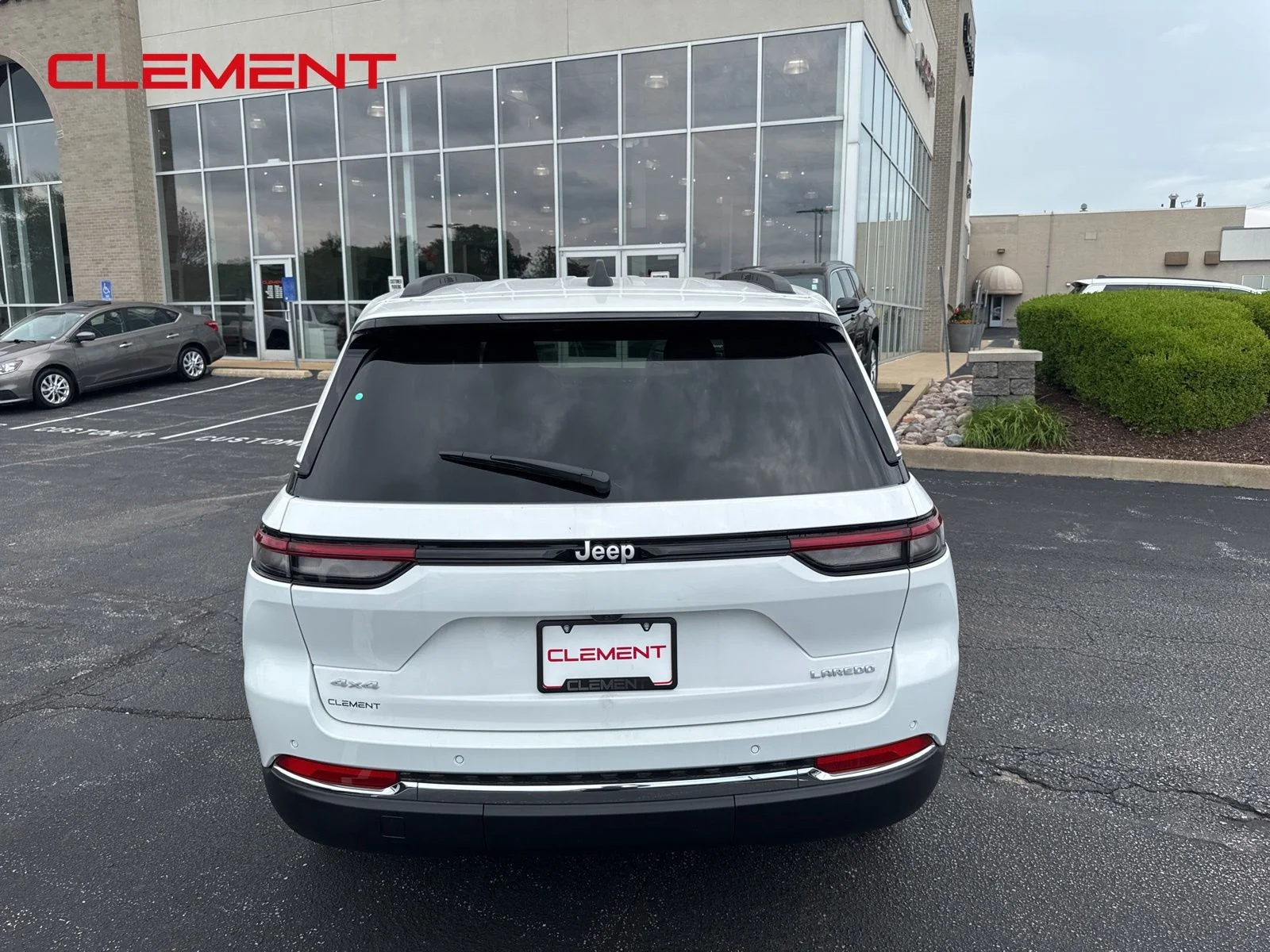 New 2026 Bright White Clear-Coat Exterior Paint Jeep Laredo X image 7