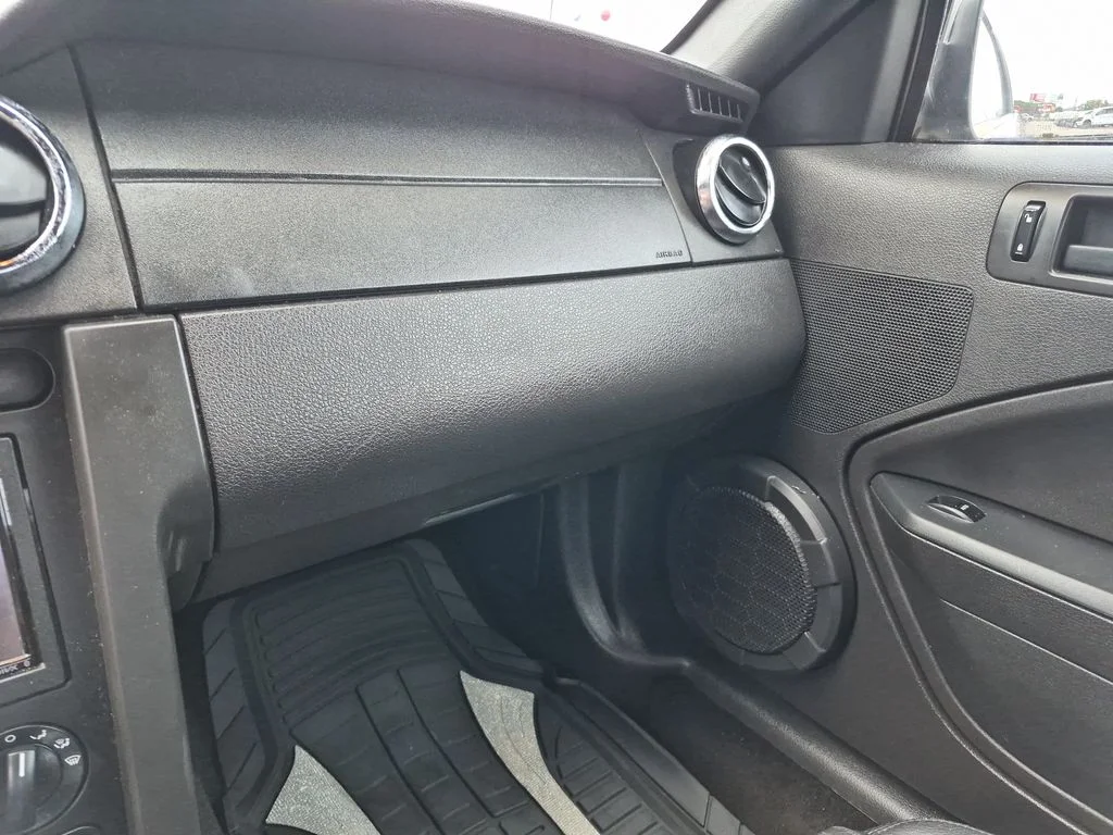 Used 2006 Black Ford V6 image 16