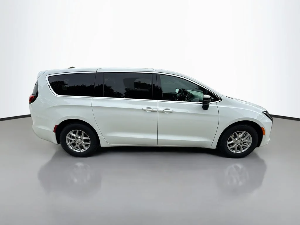 New 2027 Bright White Clearcoat Chrysler Select image 3