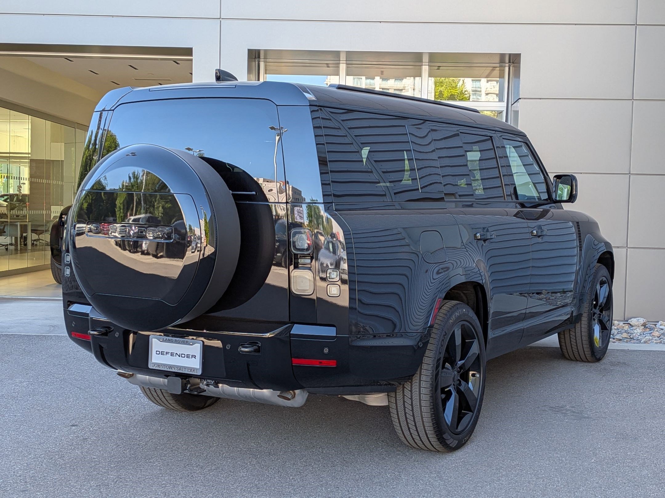 New 2026 Santorini Black Land Rover P400 X-Dynamic SE image 5
