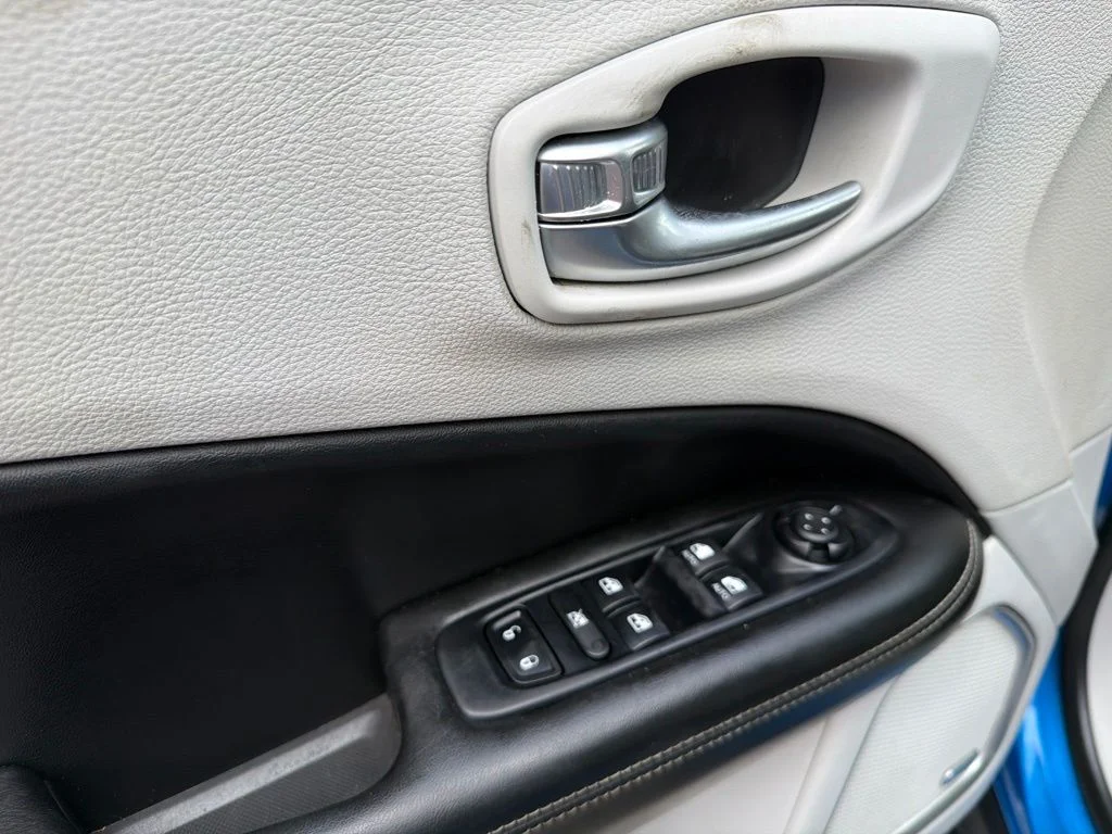 Used 2021 Blue Jeep Latitude image 23