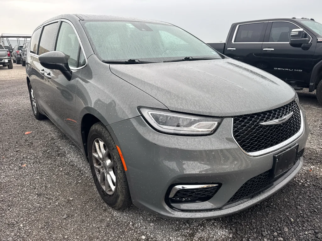 Used 2023 Ceramic Gray Clearcoat Chrysler Touring L image 3