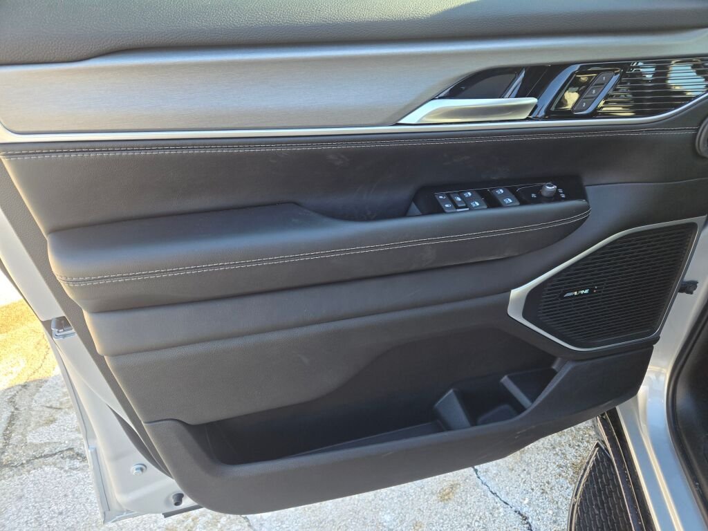 New 2026 Silver-Zynith Exterior Paint Jeep Limited Altitude image 22