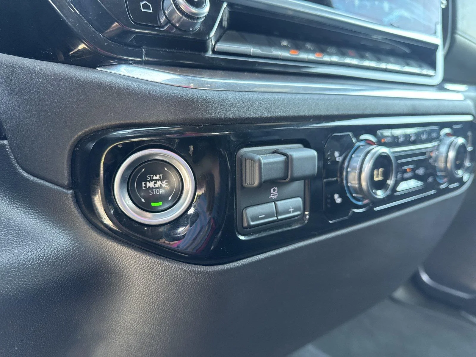 Used 2025 SUMMIT WHITE GMC SLT image 19
