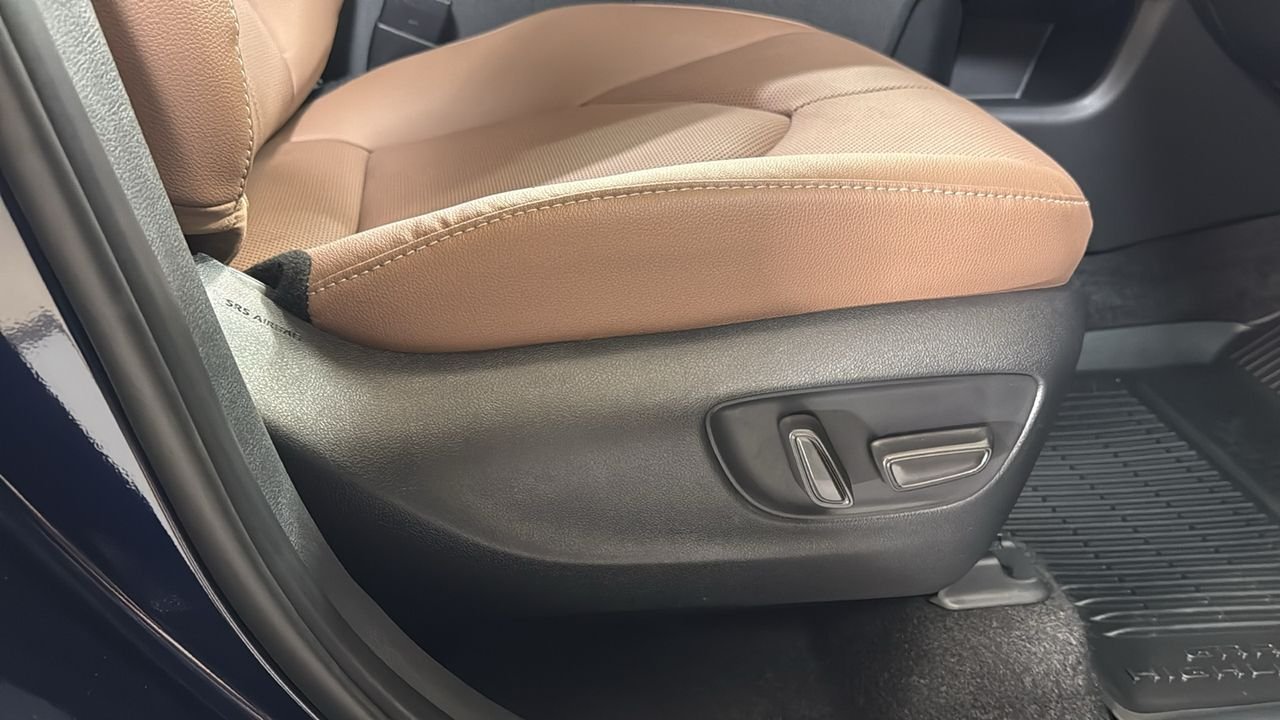 Certified Used 2025  Toyota Platinum image 21