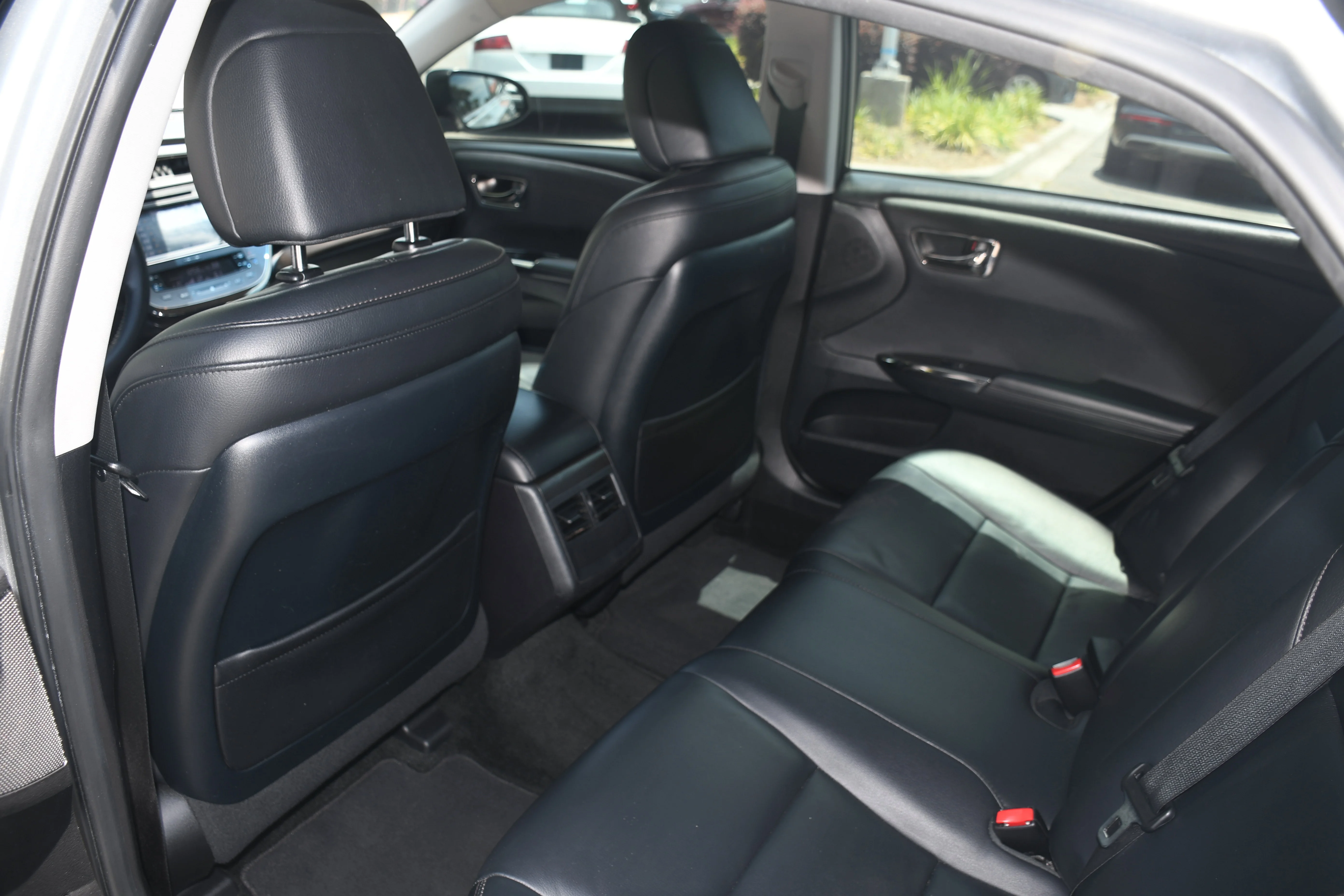 Used 2018 Silver Toyota XLE image 15