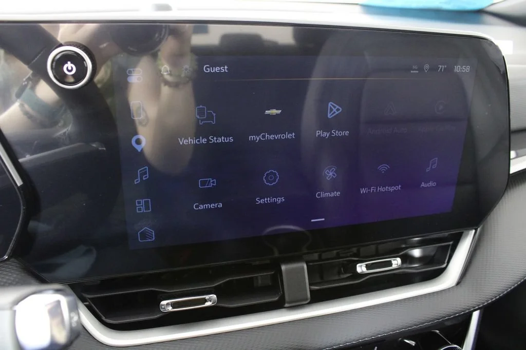 New 2027 Summit White Chevrolet LT image 28