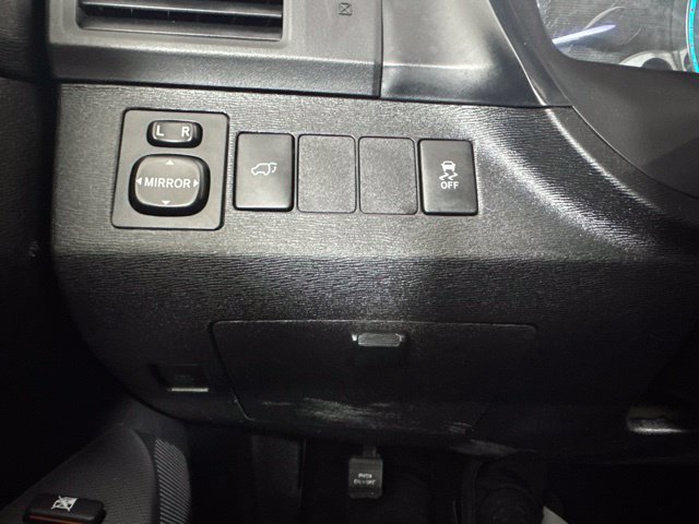 Used 2014 Silver Toyota LE image 18