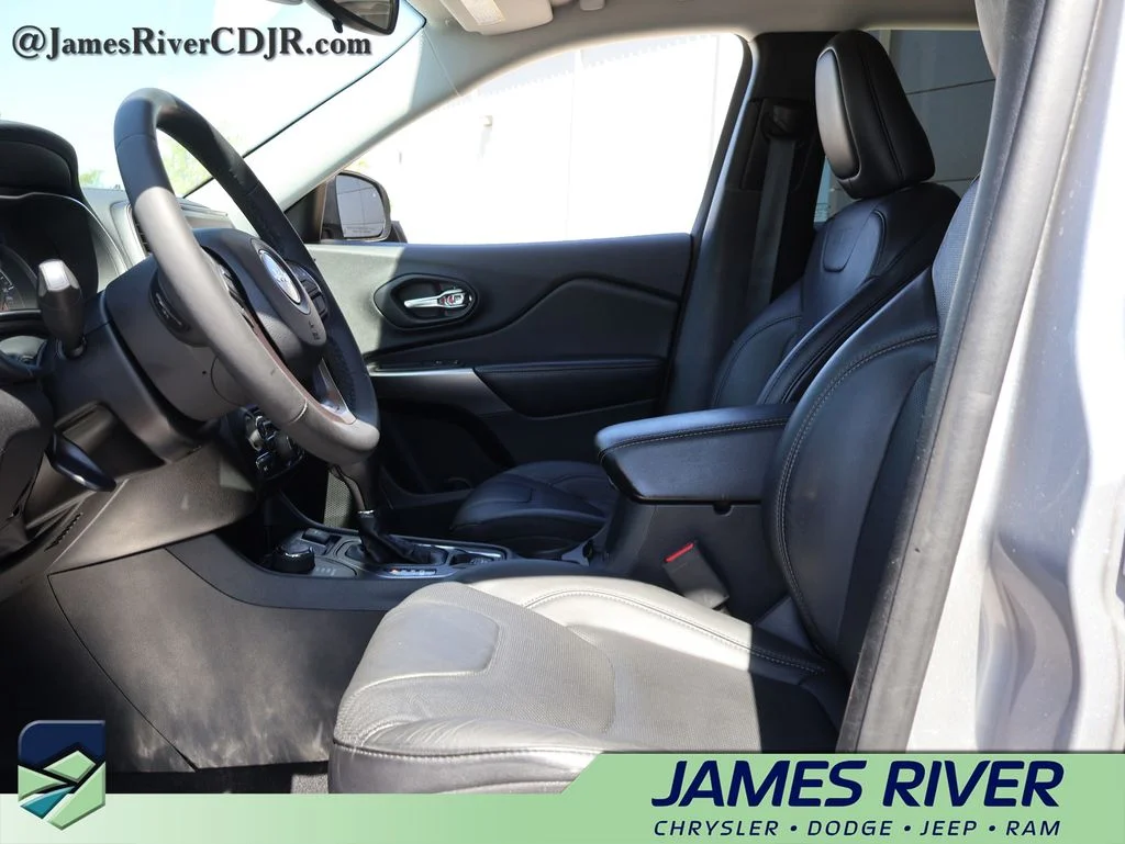 Used 2021 Silver Jeep Latitude Lux image 22
