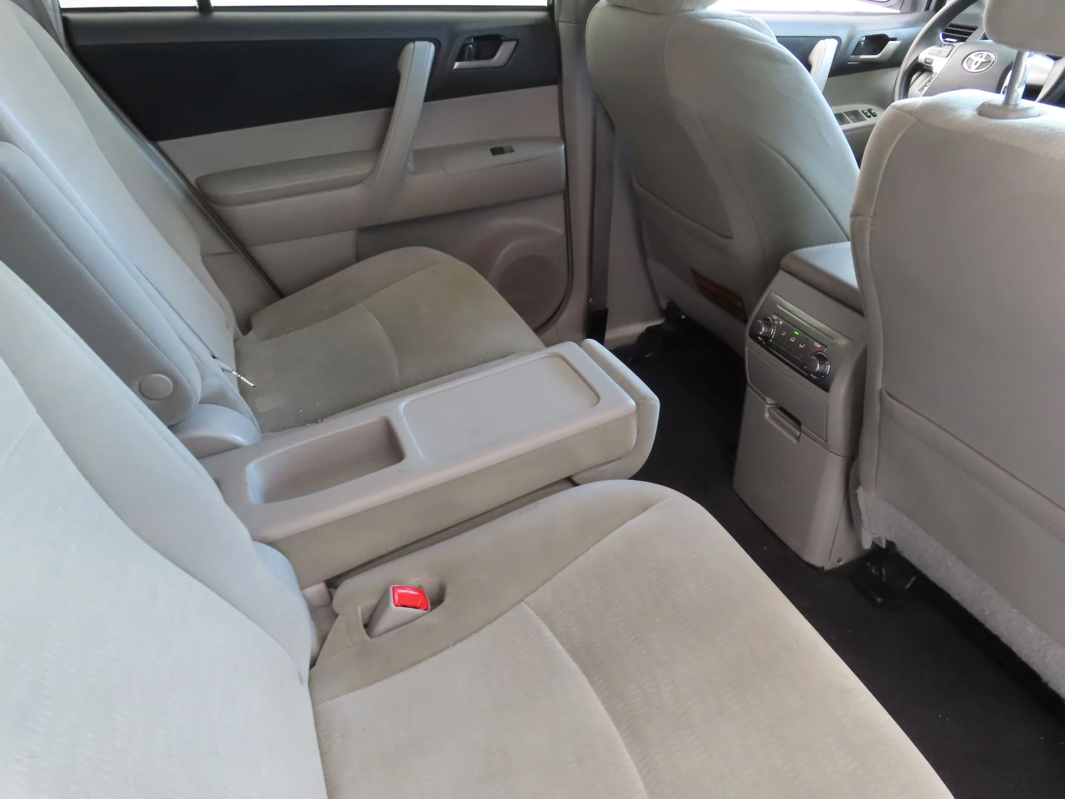 Used 2012 White Toyota Base image 23