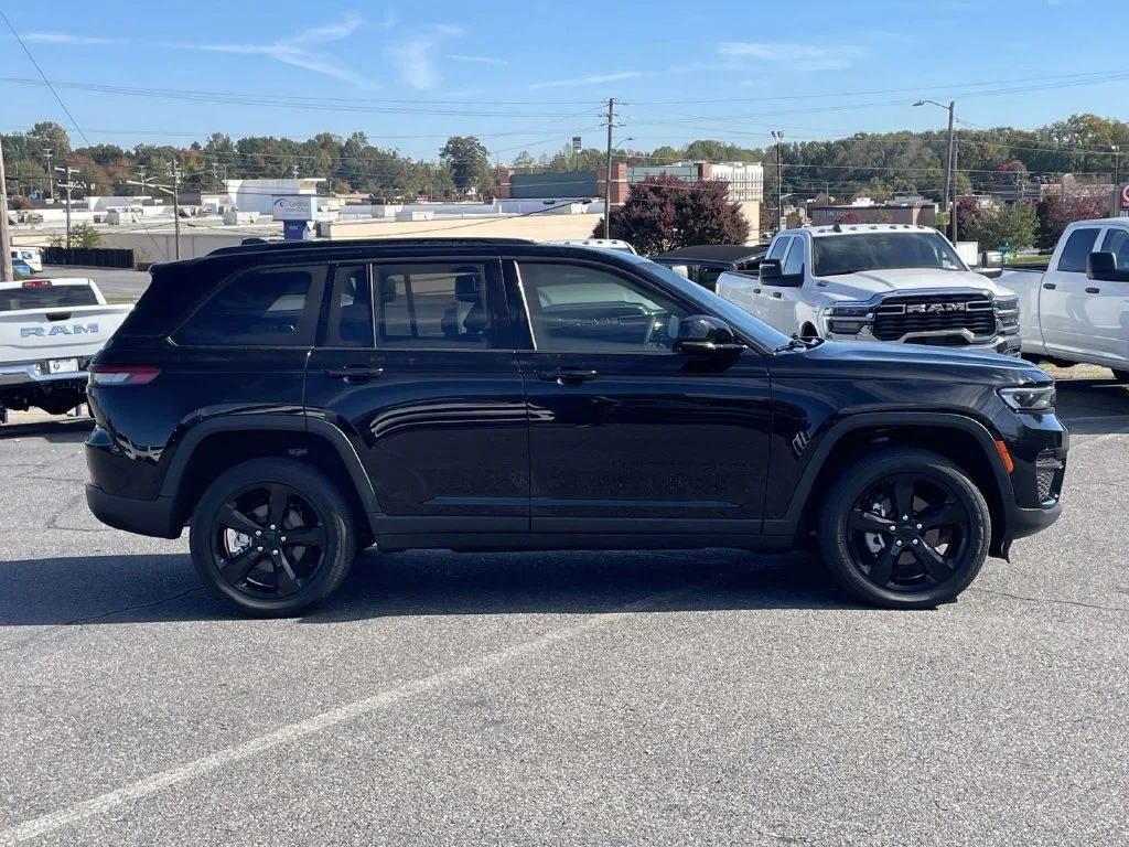 Used 2023 Black Jeep Altitude image 9