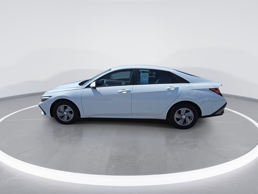 Used 2025 White Hyundai SE image 6