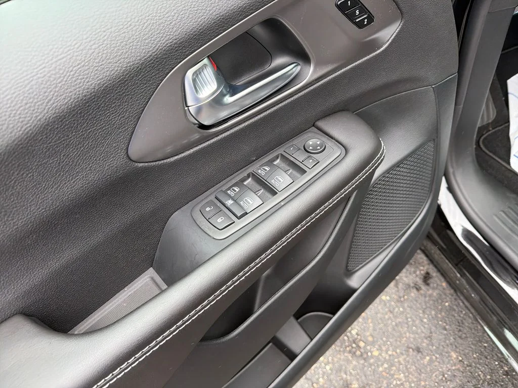 2026 Chrysler Pacifica Select - Photo 11