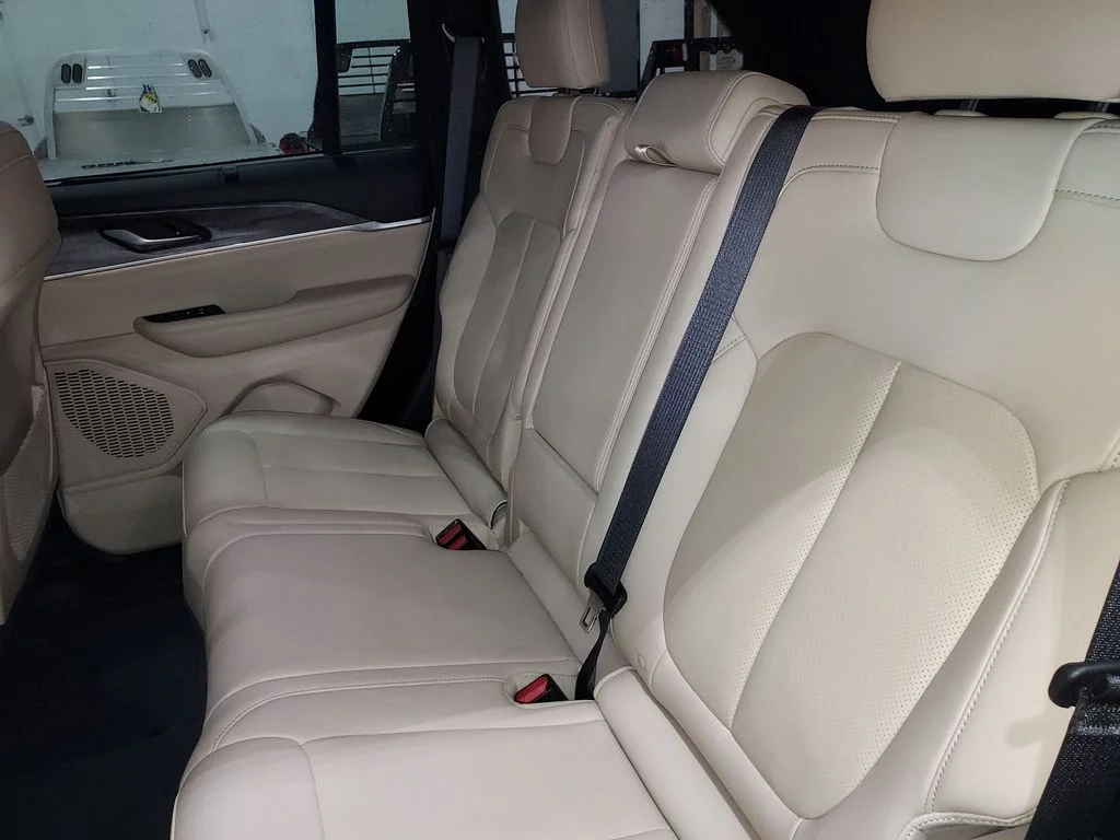 Used 2023 White/off-white Jeep Limited image 28