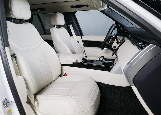 New 2026 Fuji White Land Rover SE image 3