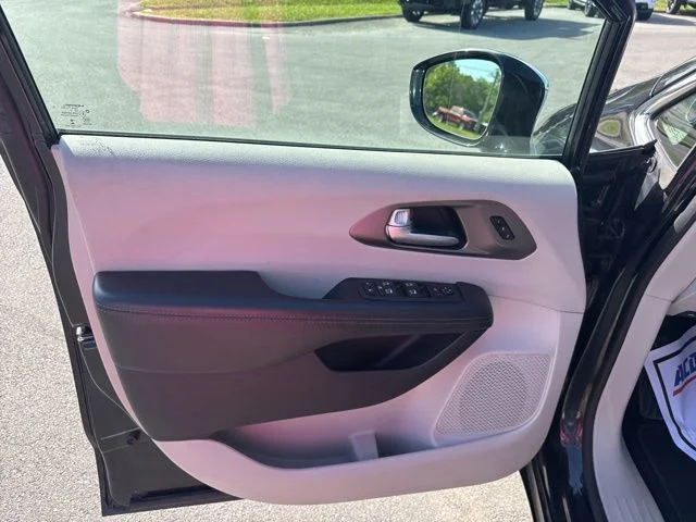 Used 2018 Black Chrysler Limited image 13