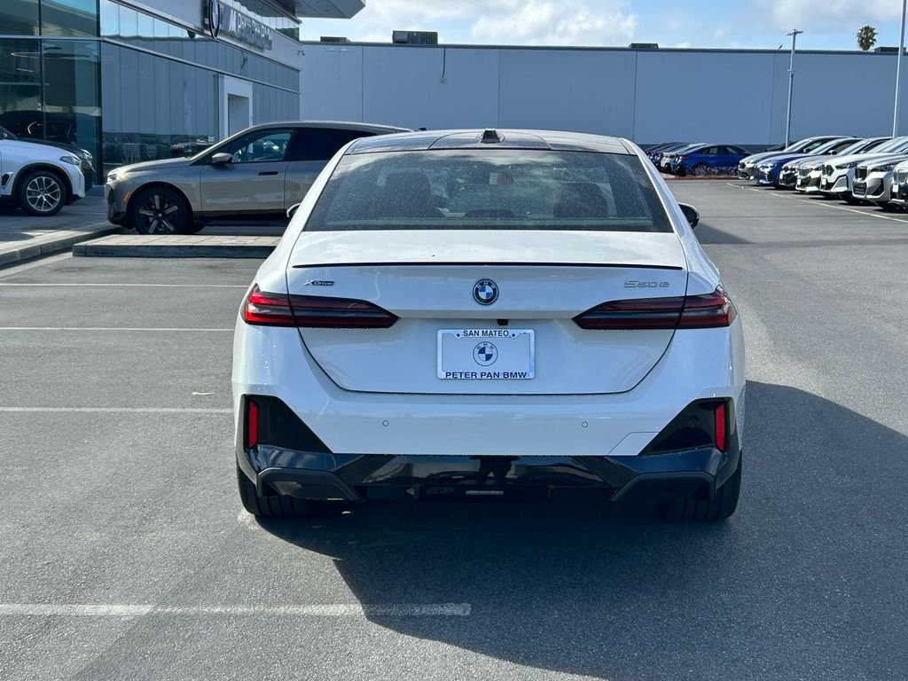New 2027 Mineral White Metallic BMW 550e xDrive image 4