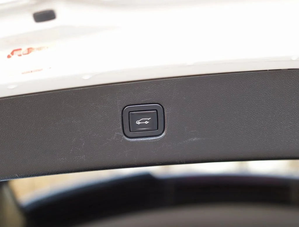 Used 2022 Iridescent Pearl Tricoat Chevrolet Premier image 32