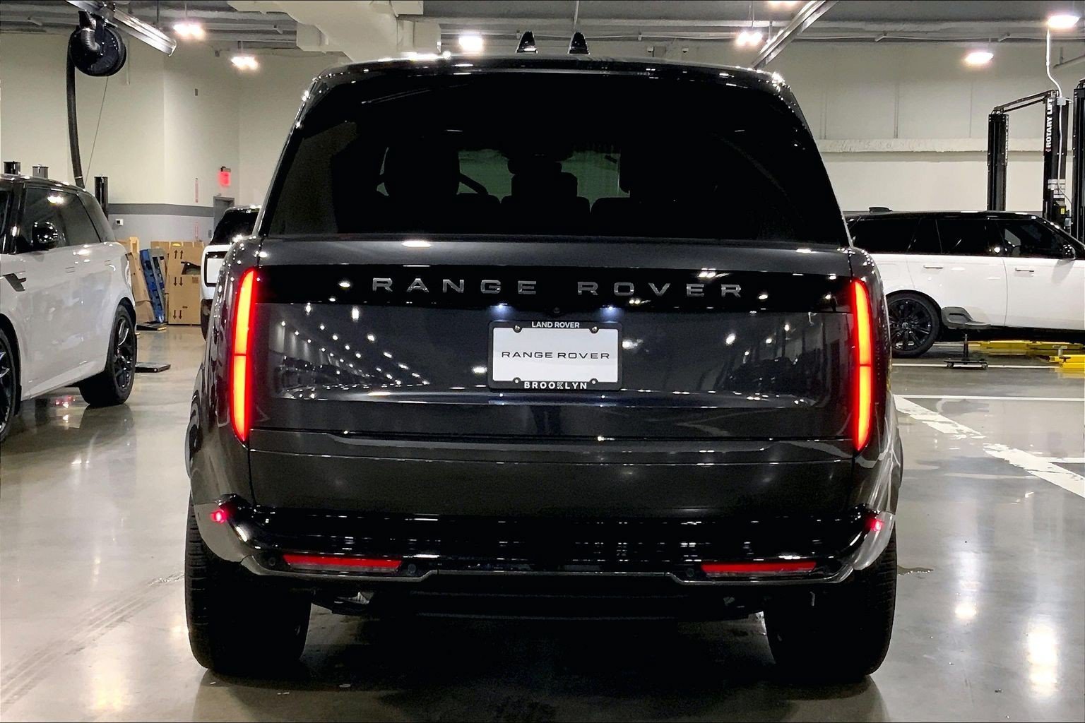 New 2027 Carpathian Grey Land Rover SE image 4