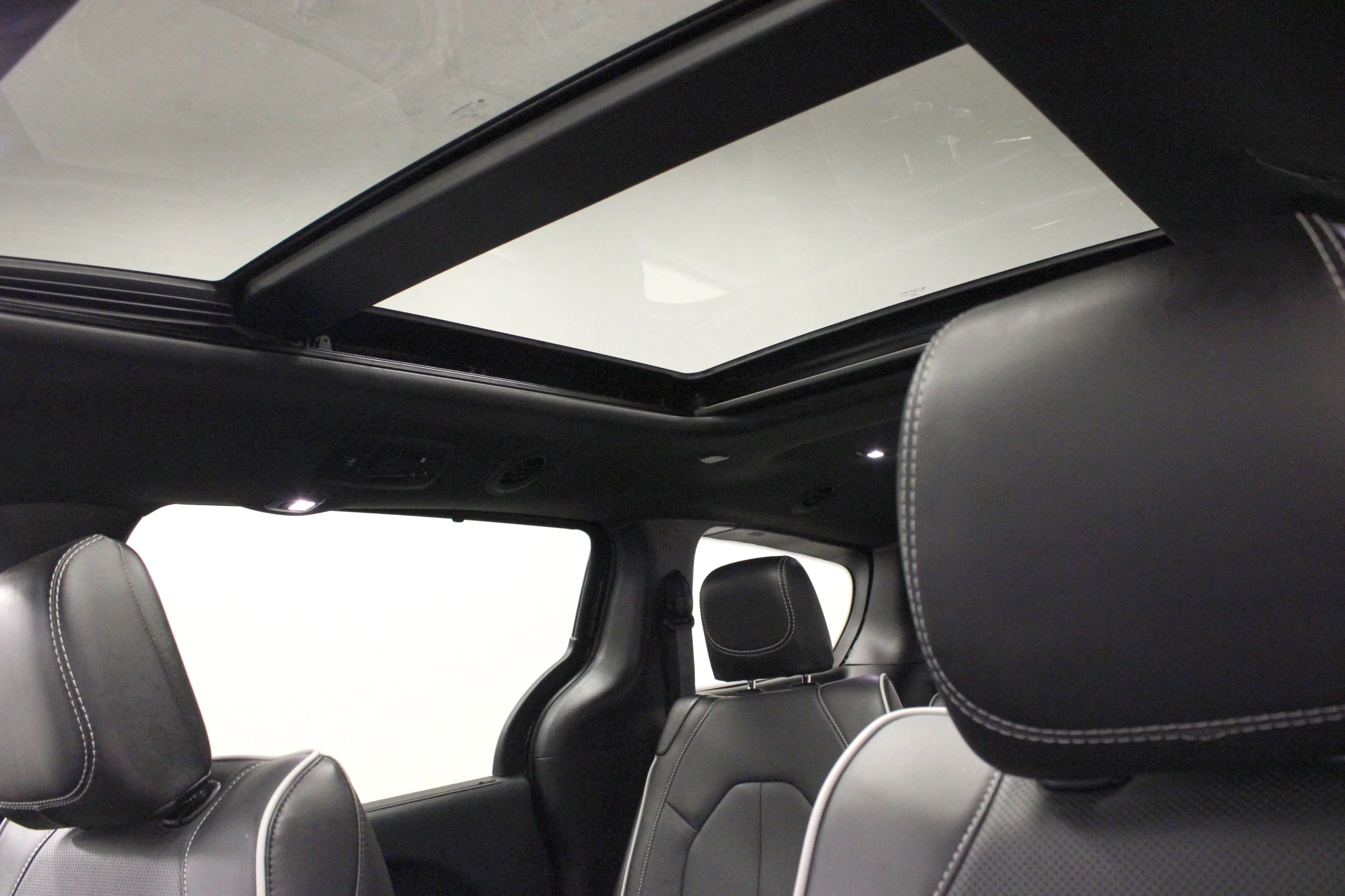 Used 2026 Diamond Black Crystal Pearlcoat Chrysler Limited image 10