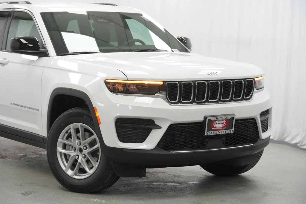 New 2026 Bright White Clear-Coat Exterior Paint Jeep Laredo image 3