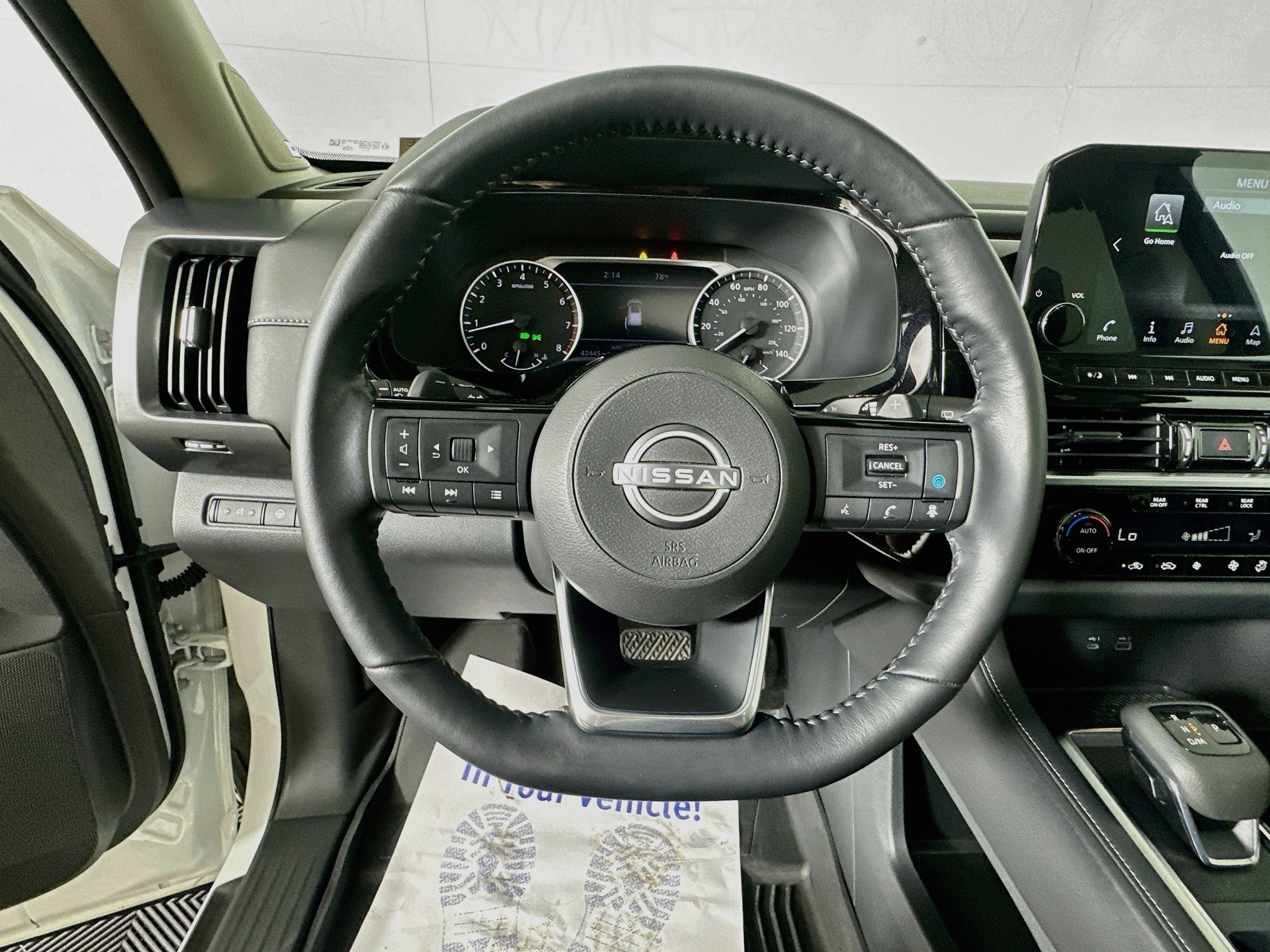 Used 2023 Pearl White Tricoat/Super Black Nissan SL image 12