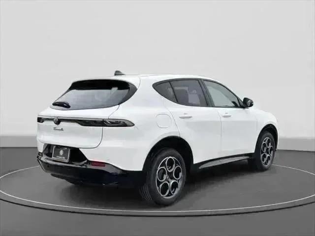New 2025 Milano White Exterior Paint Alfa Romeo  image 6