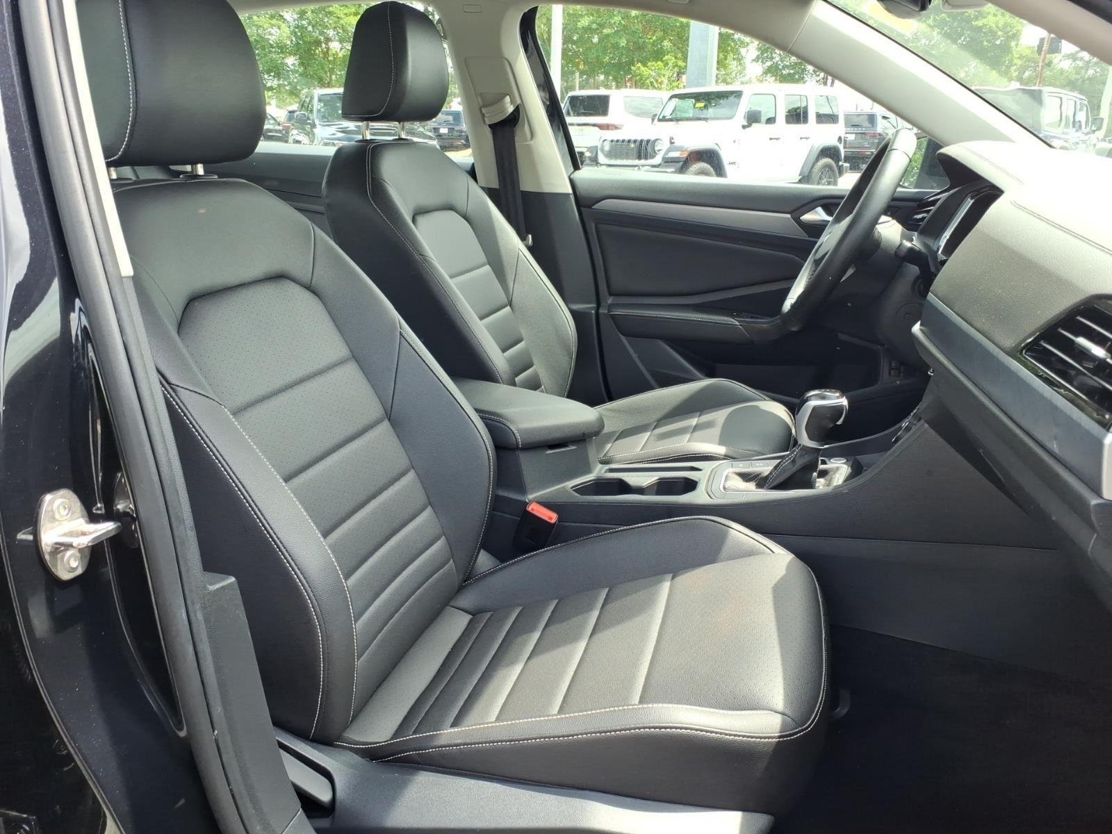 Used 2024  Volkswagen SE image 18