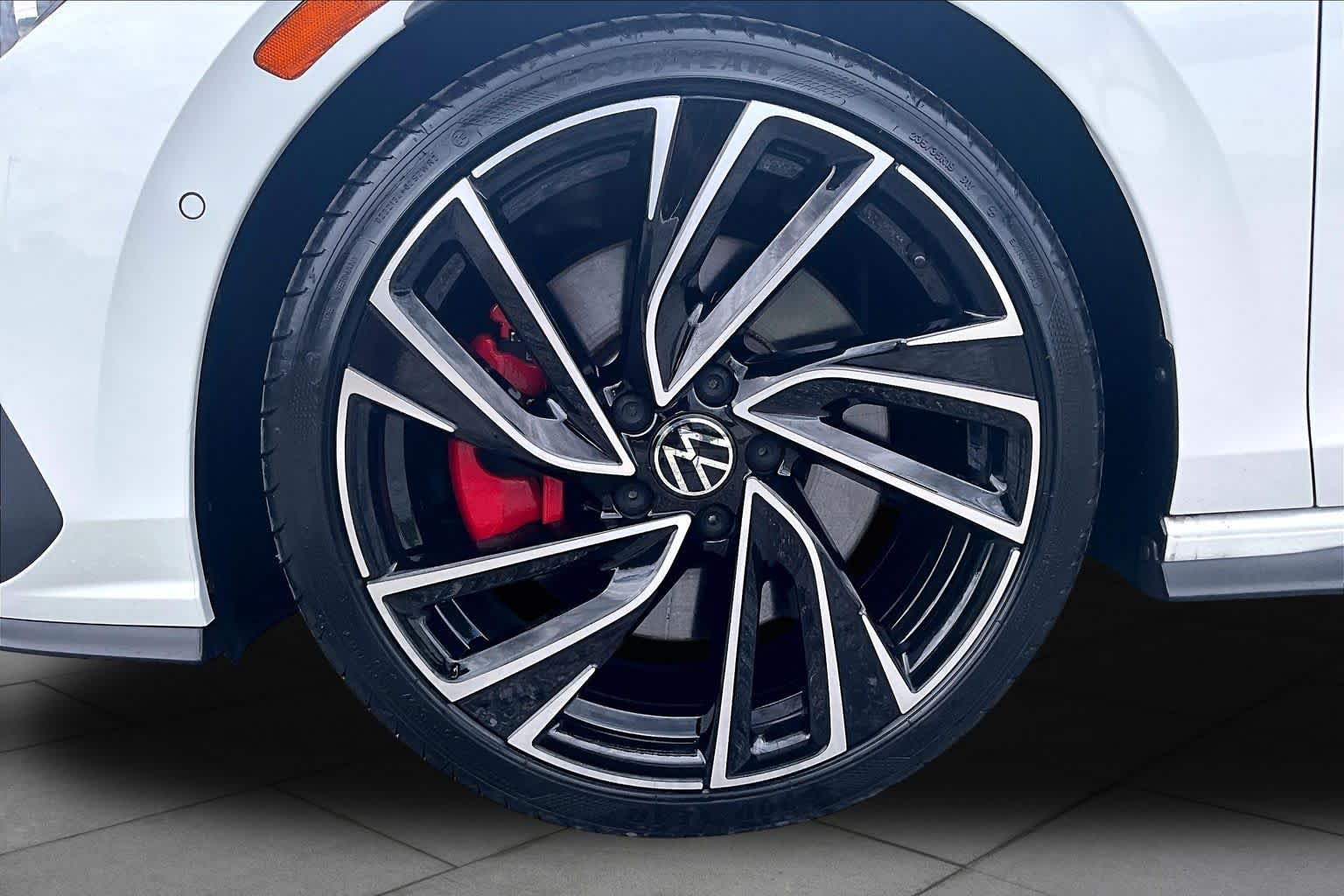 Used 2024 Opal White Pearl Volkswagen Autobahn image 9