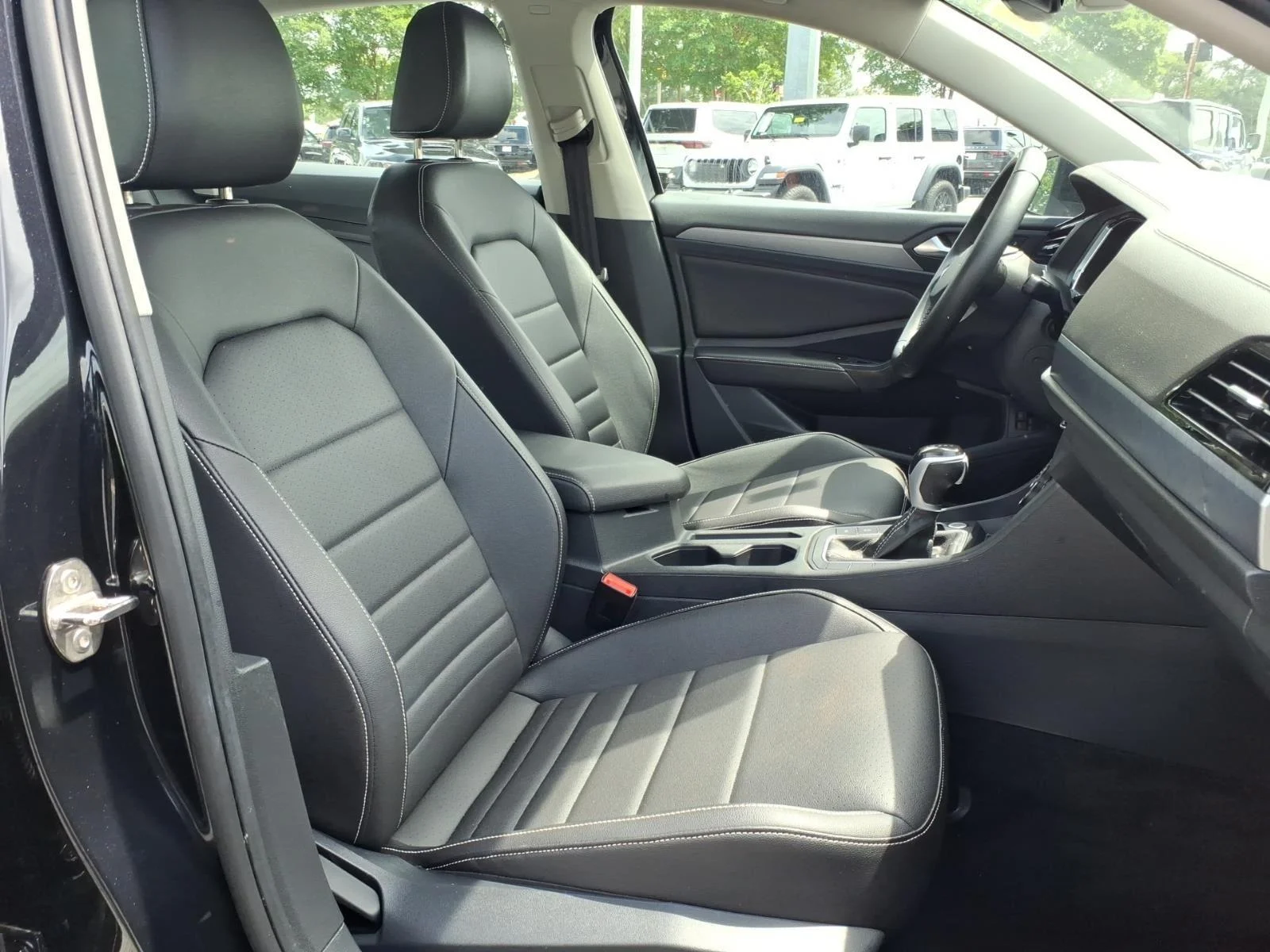 Used 2024  Volkswagen SE image 18