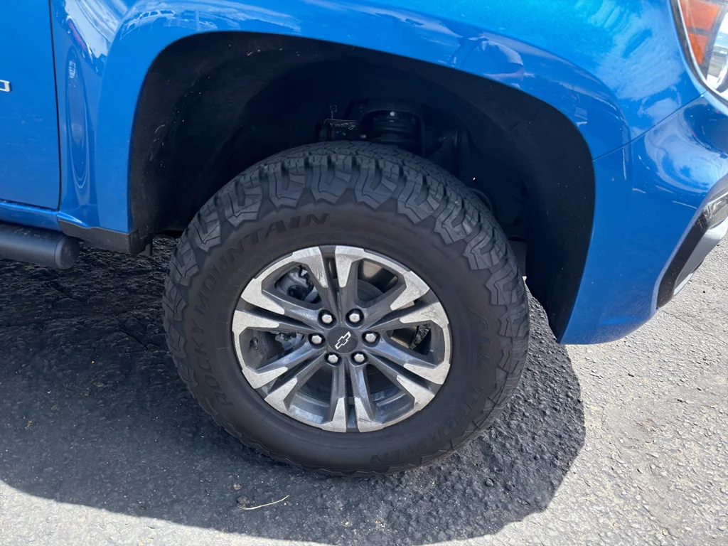 Used 2022 Bright Blue Metallic Chevrolet 4WD Z71 image 4