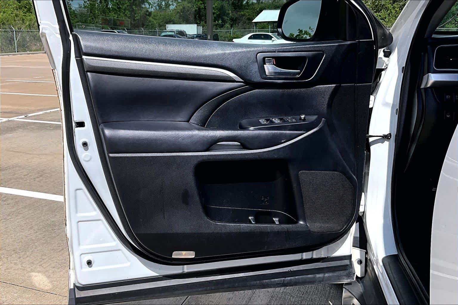 Used 2018 Blizzard Pearl Toyota SE image 32