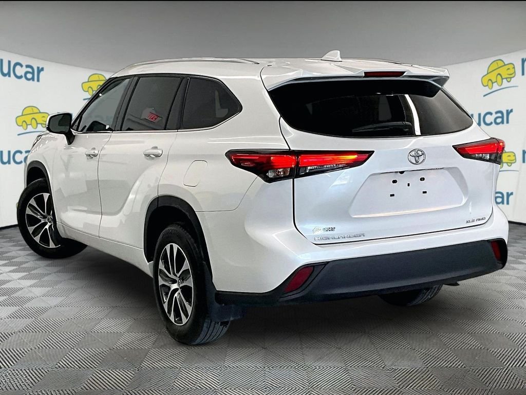 Used 2022 Pearl Toyota XLE image 4