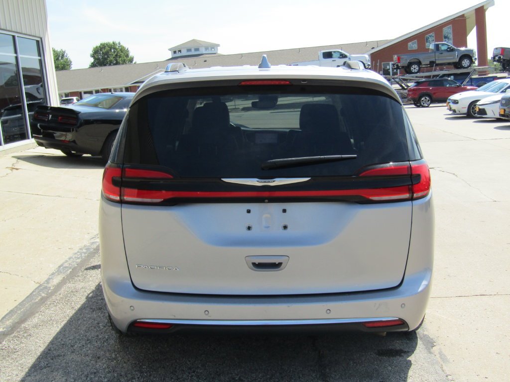 Used 2021 Silver Chrysler Touring L image 4
