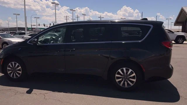 Used 2023 Black Chrysler Touring L image 7