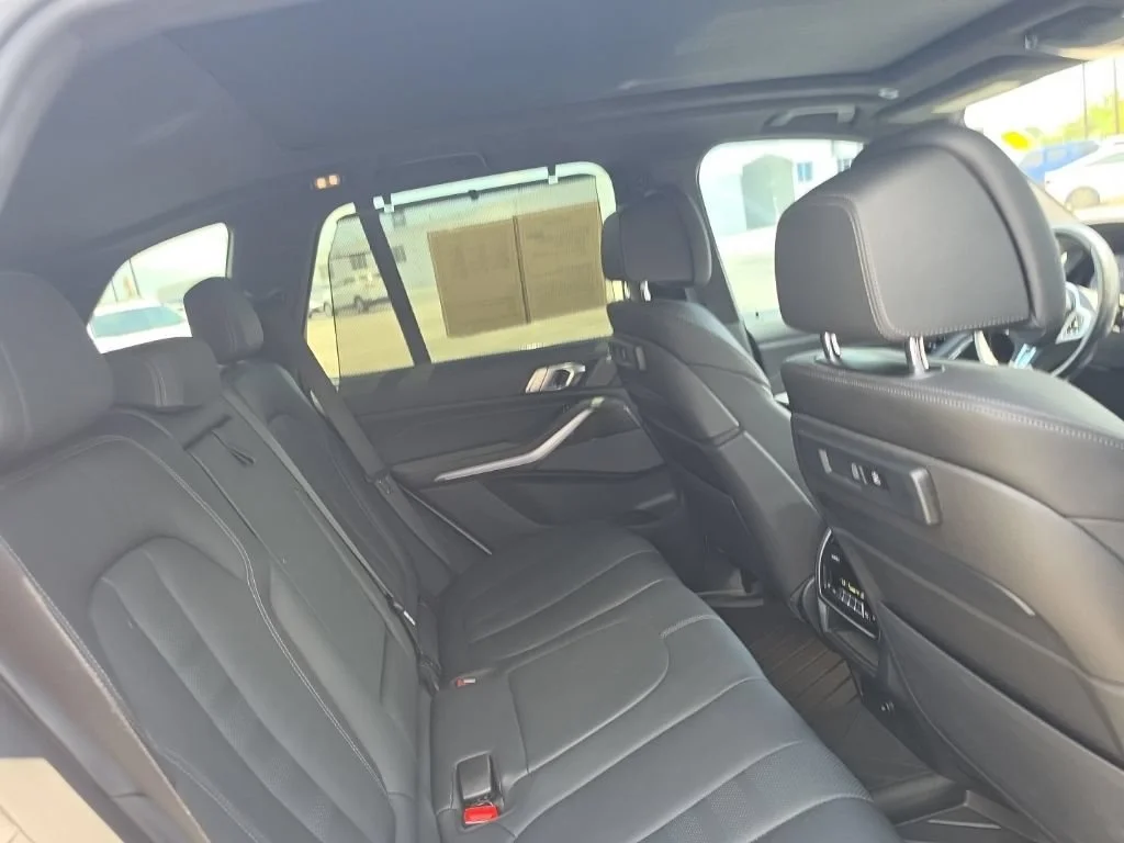 Used 2022 White BMW M50i image 32