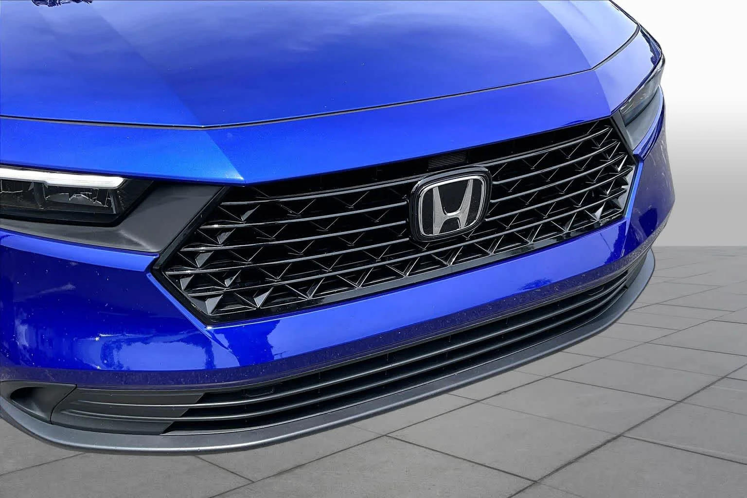 Used 2025 Still Night Pearl Honda Sport image 28