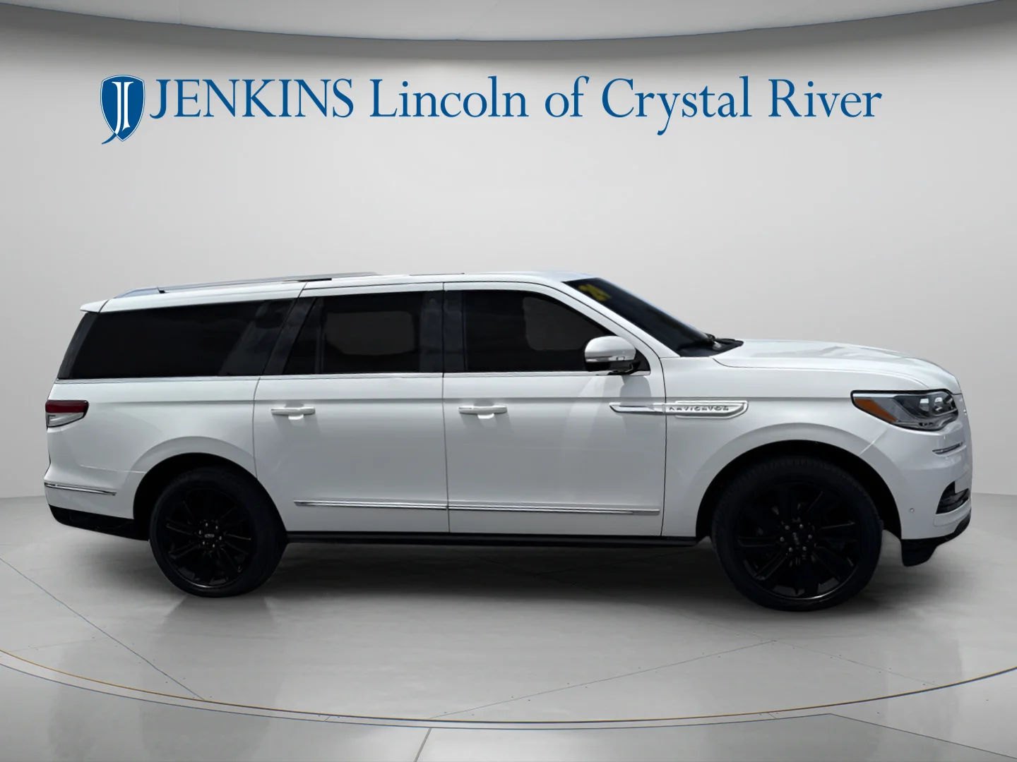 Used 2024 Pristine White Metallic Tri-Coat Lincoln Reserve image 2
