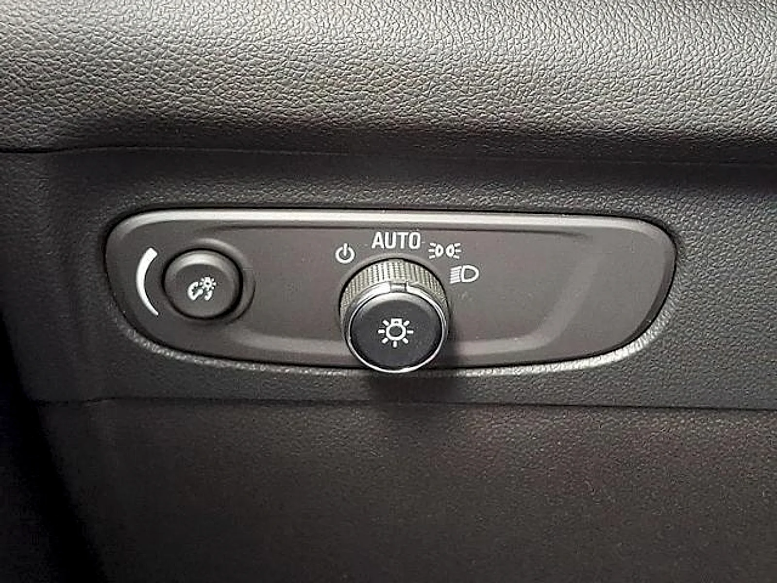 Used 2023 Summit White Buick Preferred AWD image 22