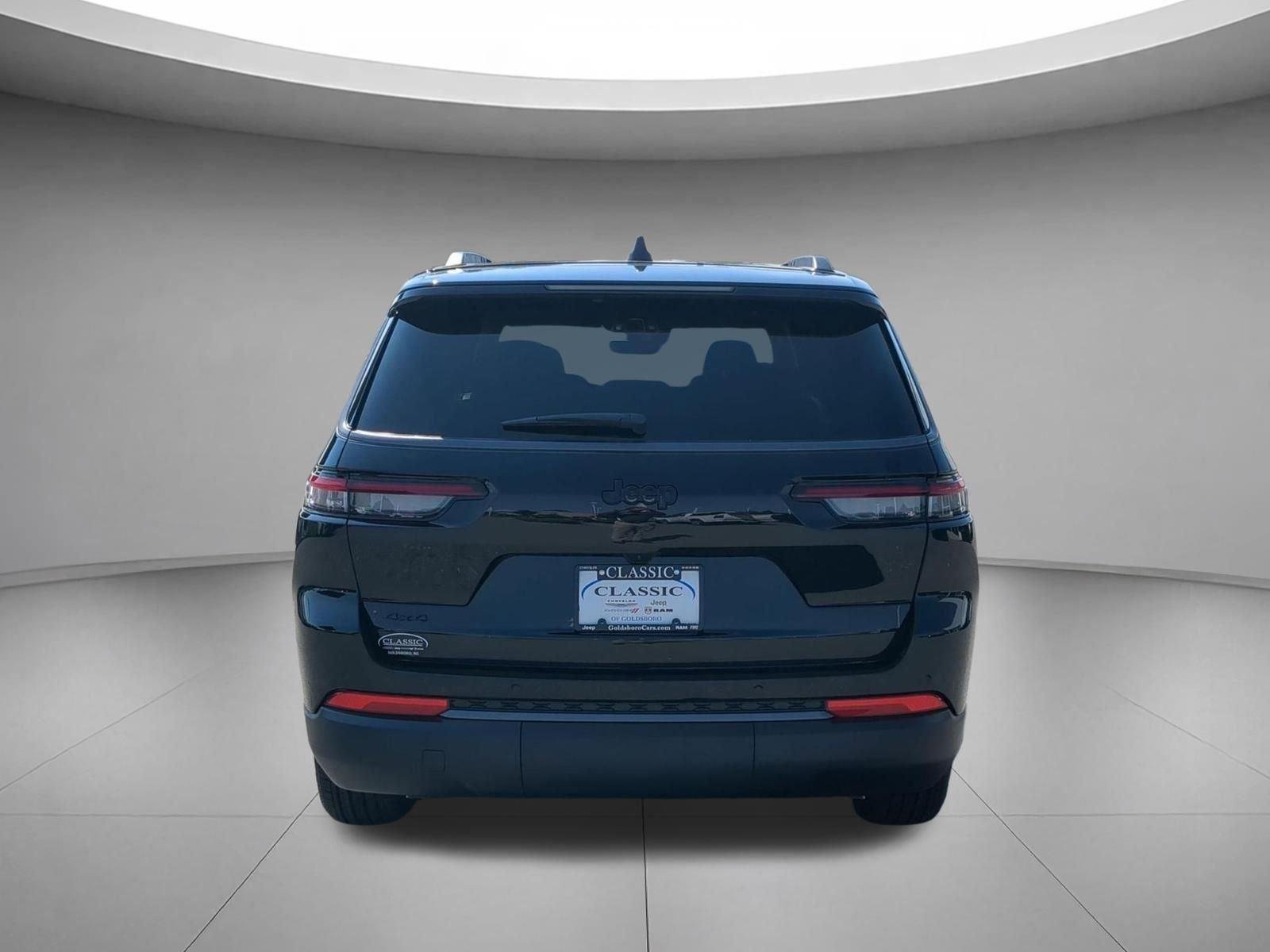 New 2026 Diamond Black Crystal Pearl-Coat Exterior Paint Jeep Laredo Altitude image 4