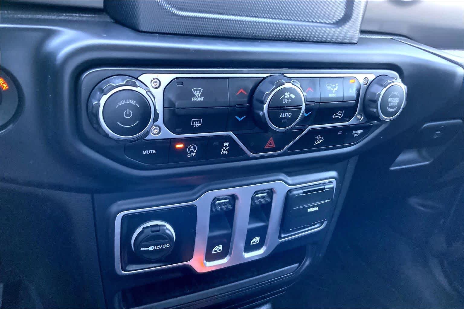 Used 2018 Black Clearcoat Jeep Sport S image 26